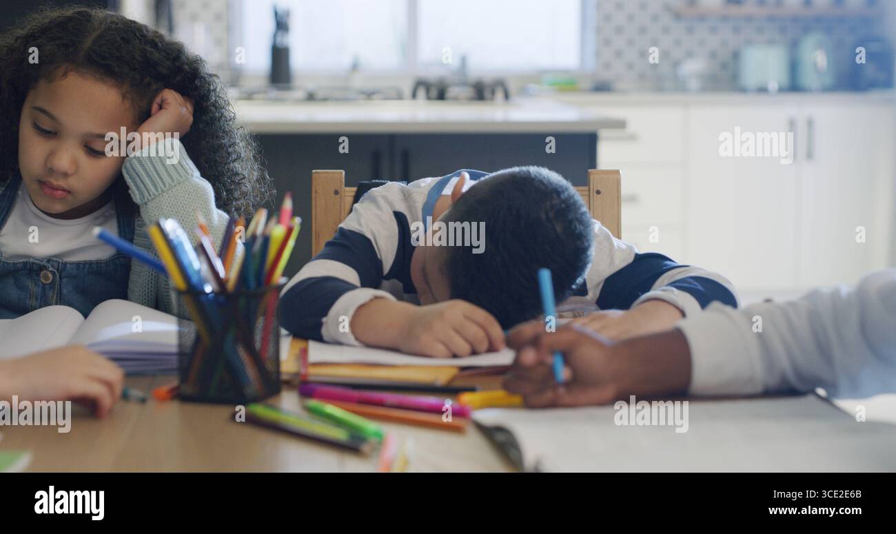 Gelangweilt, müde und Kinder für Bildung zu Hause zum Lernen, Gruppenprojekt und Hausaufgaben Burnout. Erschöpft, Kinder und studieren Müdigkeit mit Prüfung Stockfoto