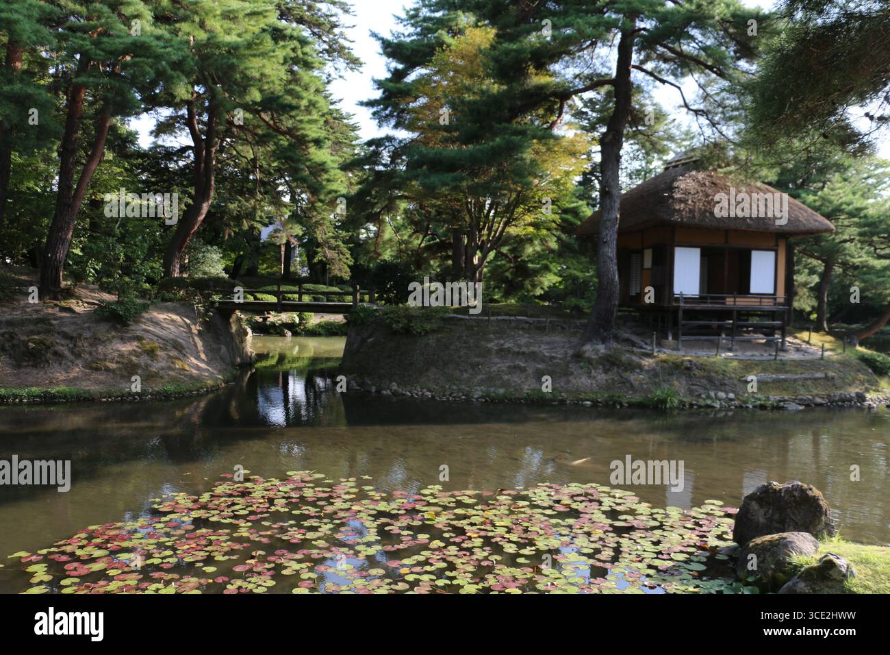 Wunderschöne Landschaft aus dem Garten einer historischen Samurai-Residenz in Aizu-Wakamatsu. Stockfoto