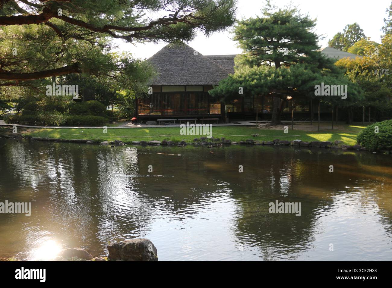 Wunderschöne Landschaft aus dem Garten einer historischen Samurai-Residenz in Aizu-Wakamatsu. Stockfoto
