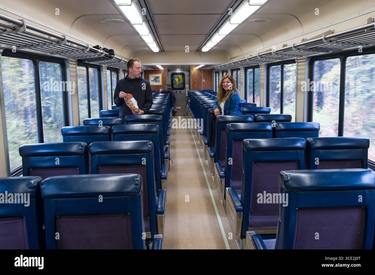 Mann und Frau stehen in einem leeren PKW der Alaska Railroad Hurricane Turn Passagierzug, einer der letzten Fahnenzüge und Eisenbahnservi Stockfoto