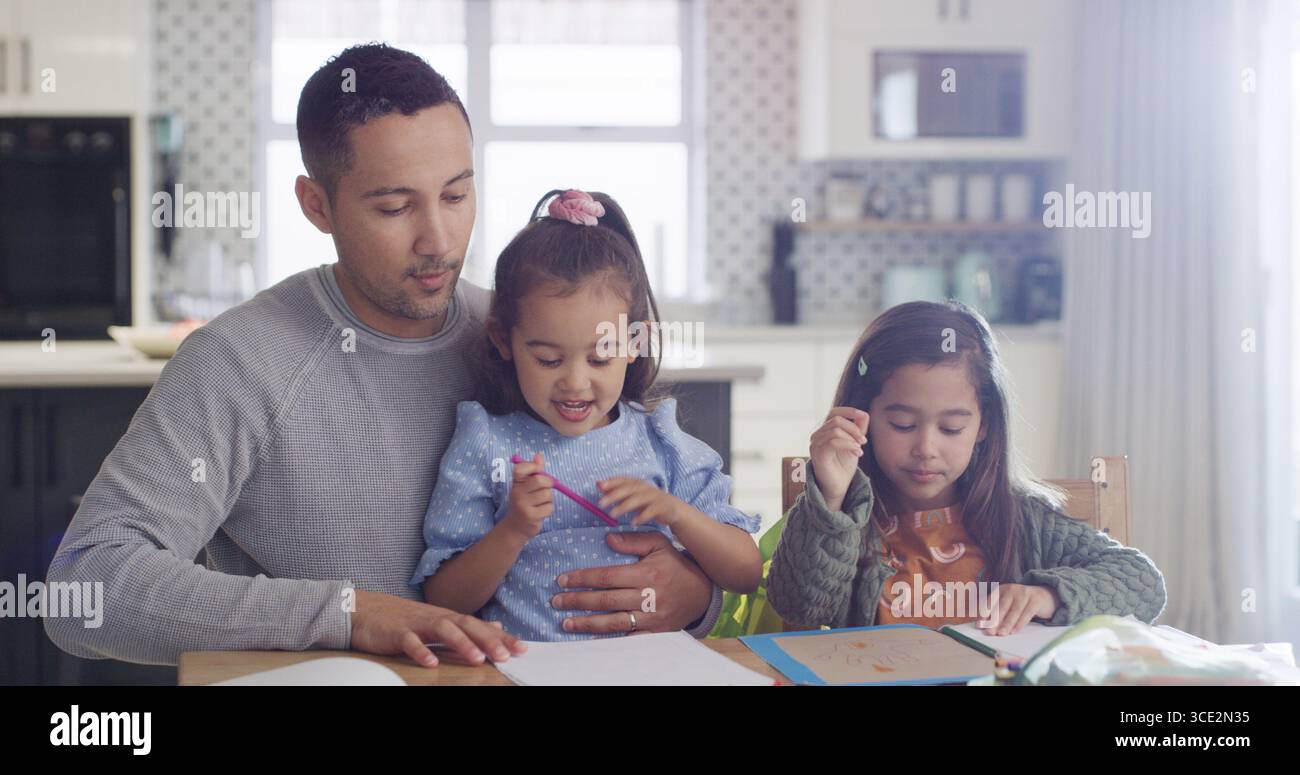 Vater, Helfer und Kinder für die Erziehung zu Hause zum Lernen, Zeichnen von Skizzen und Hausaufgaben. Mann, Schreibwaren und Kinder mit Farbstift zur Auswahl Stockfoto