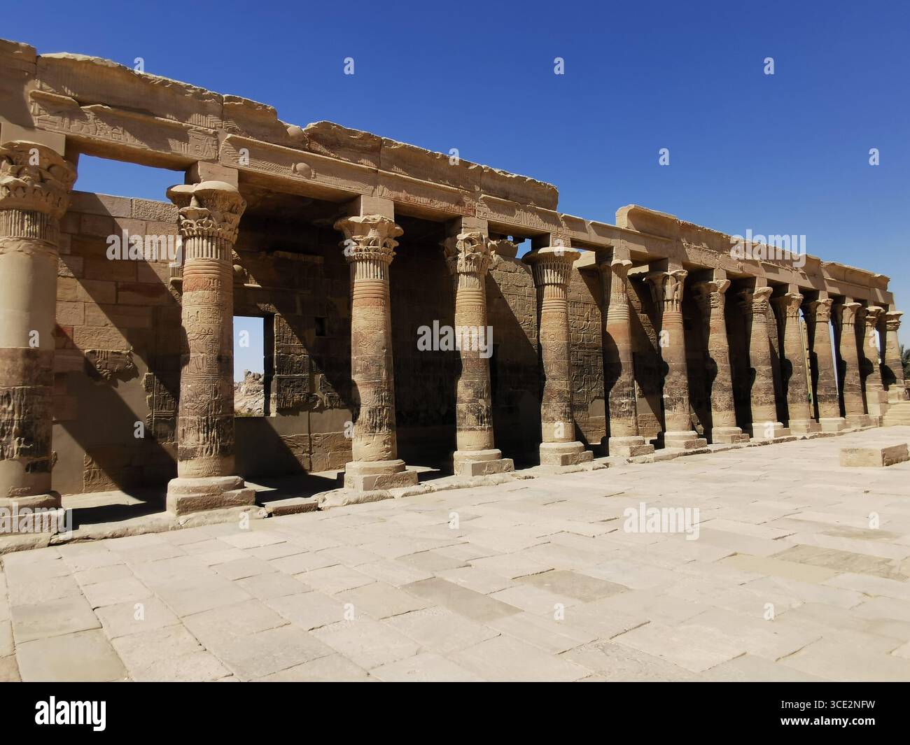 Philae Temple Complex auf Philae Island in der Nähe von Assuan, Ägypten. Diese beeindruckende westliche Kolonnade ist gut erhalten. Stockfoto