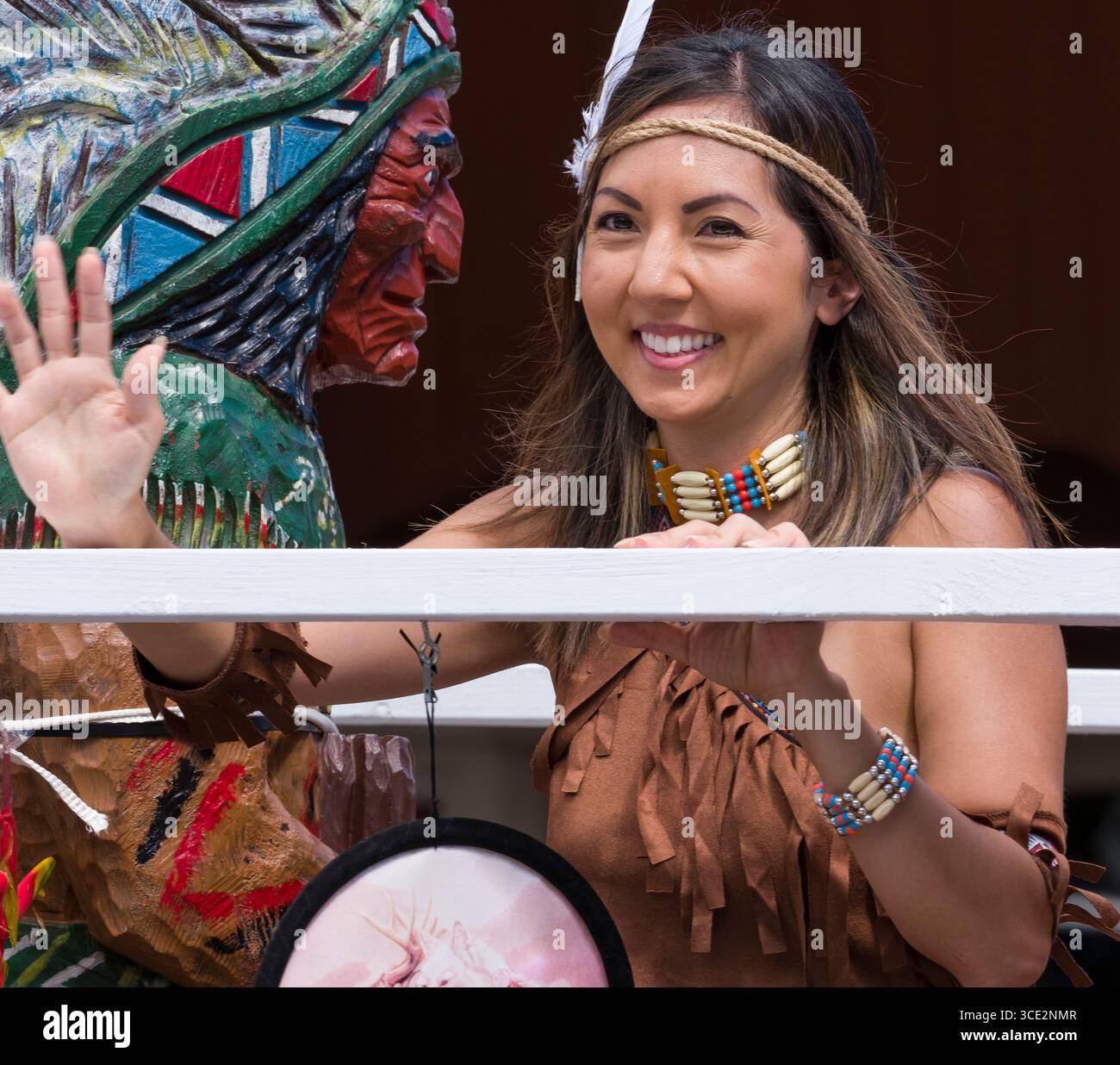 Frau gekleidet wie ein Indianer während der 54. jährlichen Hythe Rodeo Parade, Hythe, Maui, Hawaii, USA Stockfoto