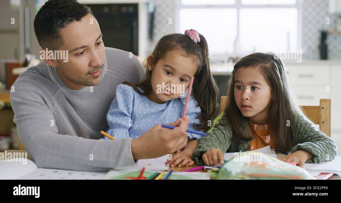 Vater, Schreibwaren und Kinder für die Erziehung zu Hause zum Lernen, Zeichnen, Skizzieren und Hausaufgaben. Mann, Helfer und Kinder mit Bleistiftauswahl für Kunst Stockfoto