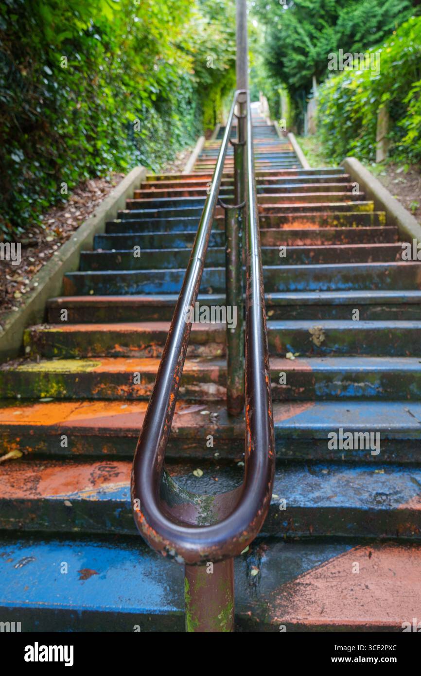Lebendige, farbenfrohe, gemalte Treppe in urbanem Ambiente, künstlerisches Steps-Design Stockfoto