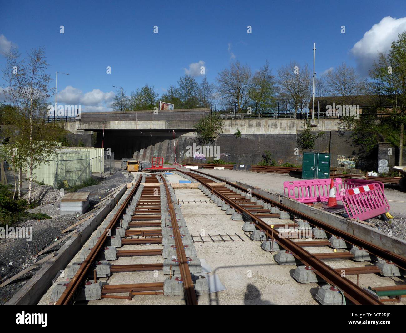 Tracklay für das experimentelle Coventry Very Light Rail Fahrzeug im BCIMO Innovationszentrum, Dudley, April 2024 Stockfoto