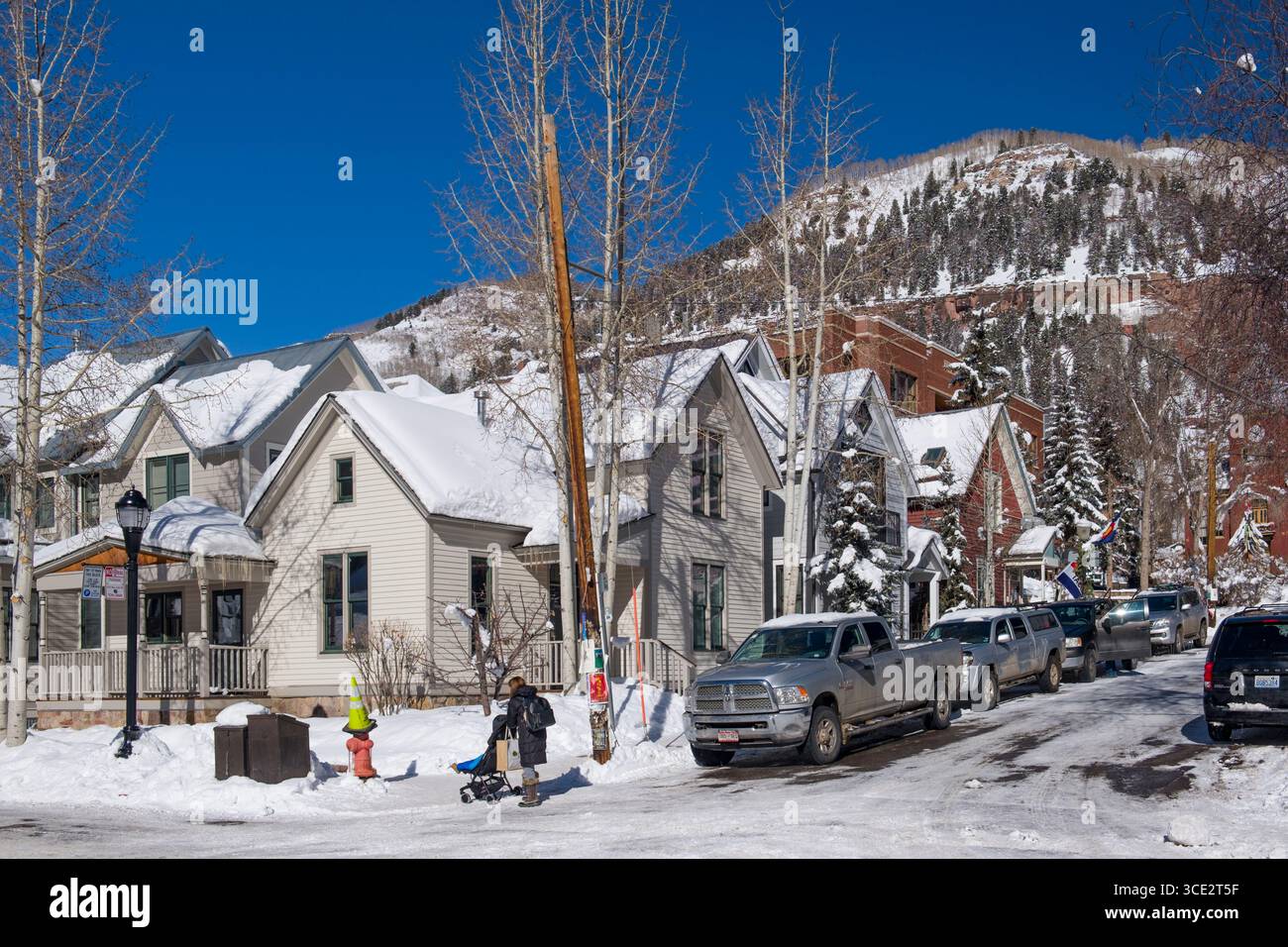 Frau schieben Kinderwagen entlang West Pacific Avenue, Telluride, San Miguel County, Colorado, USA Stockfoto