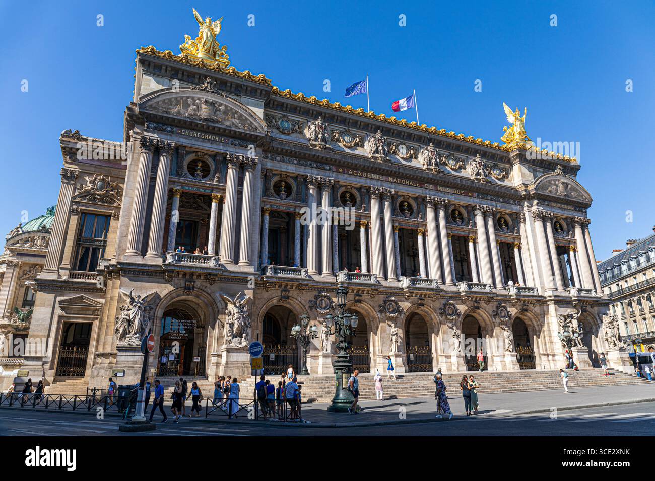 Opernhaus von Paris (Palais Garnier), Vorderfassade - Paris, Frankreich Stockfoto