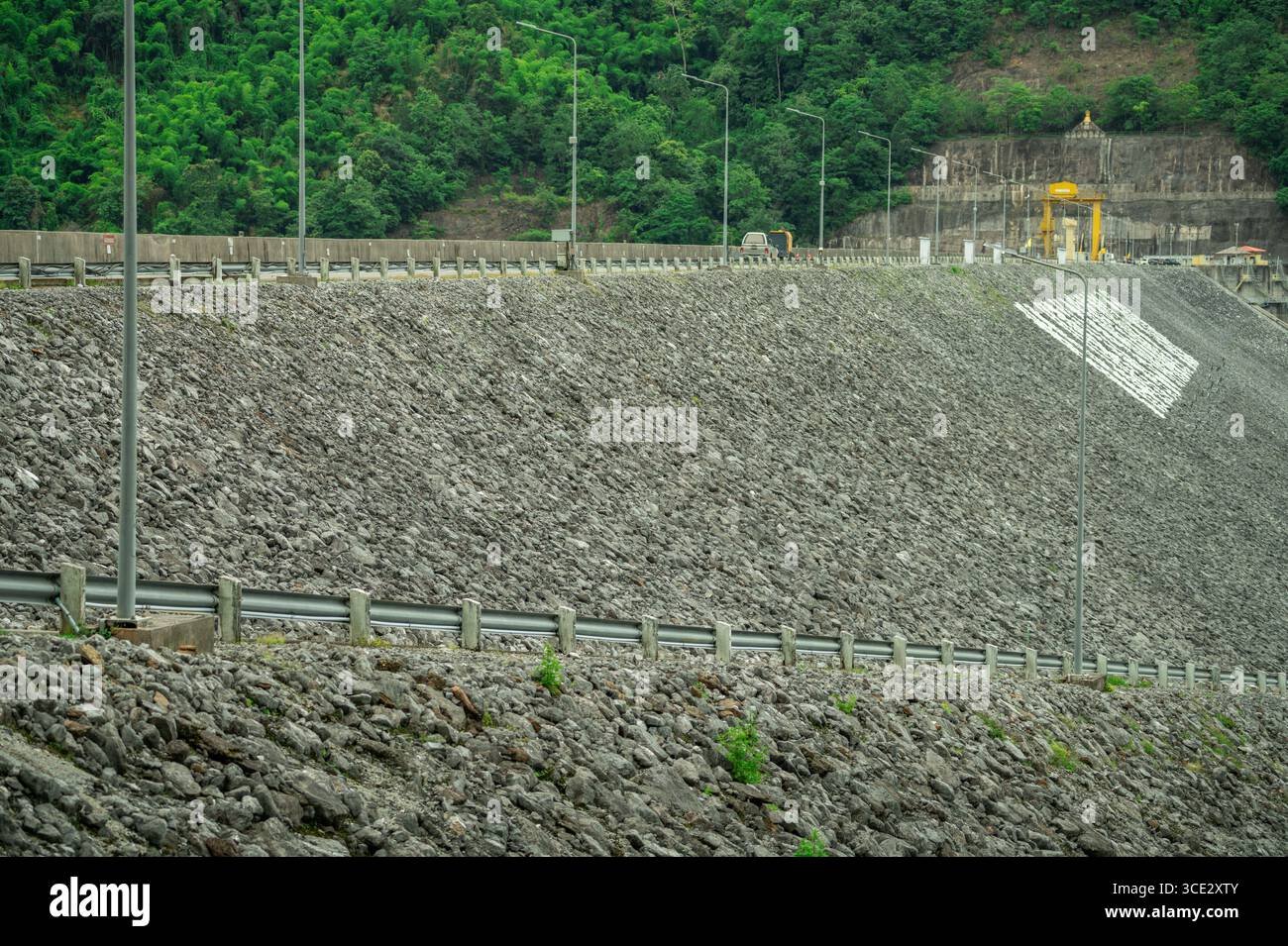 Betonverstärkter Damm mit Gesteinsdamm, die moderne Wasserkraftinfrastruktur für nachhaltige Entwicklung demonstriert Stockfoto