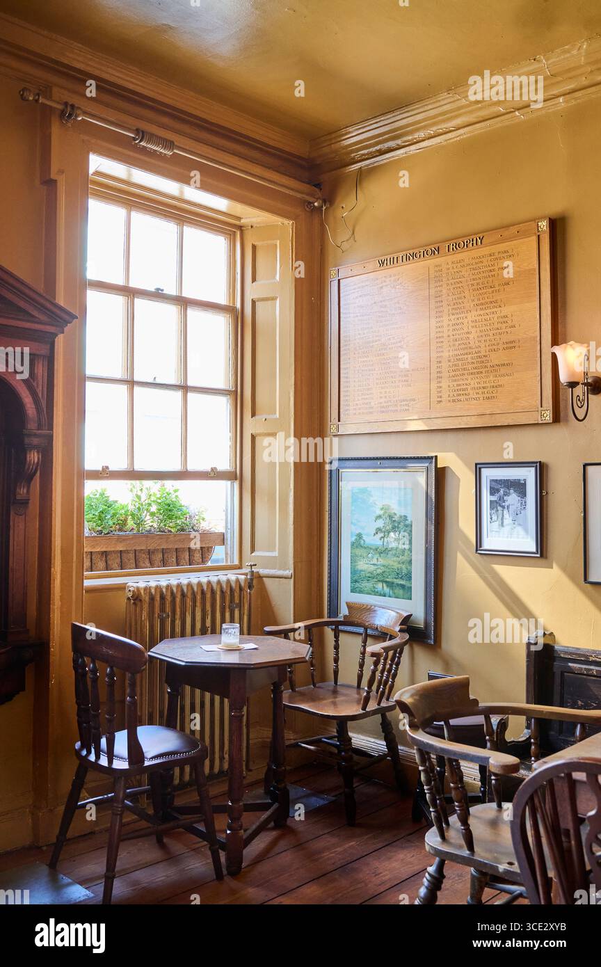 Innenraum des Monro Pub im Stadtzentrum von Liverpool, UK. Ein neu gestalteter 100 Jahre alter Dublin Pub Stockfoto