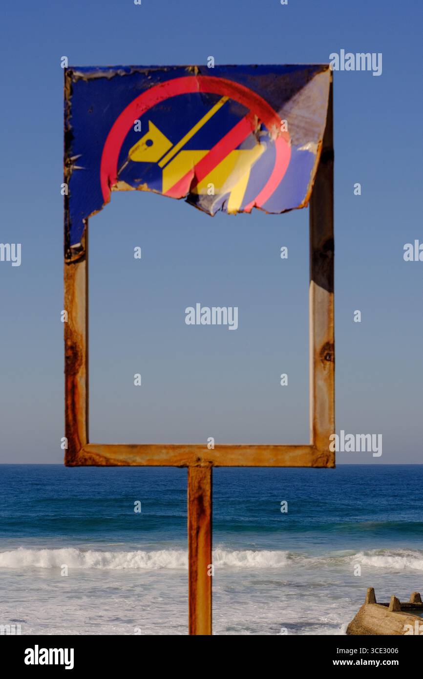 Rostiger Rahmen mit dem Schild "keine Hunde erlaubt" am Strand, Durban, Südafrika Stockfoto