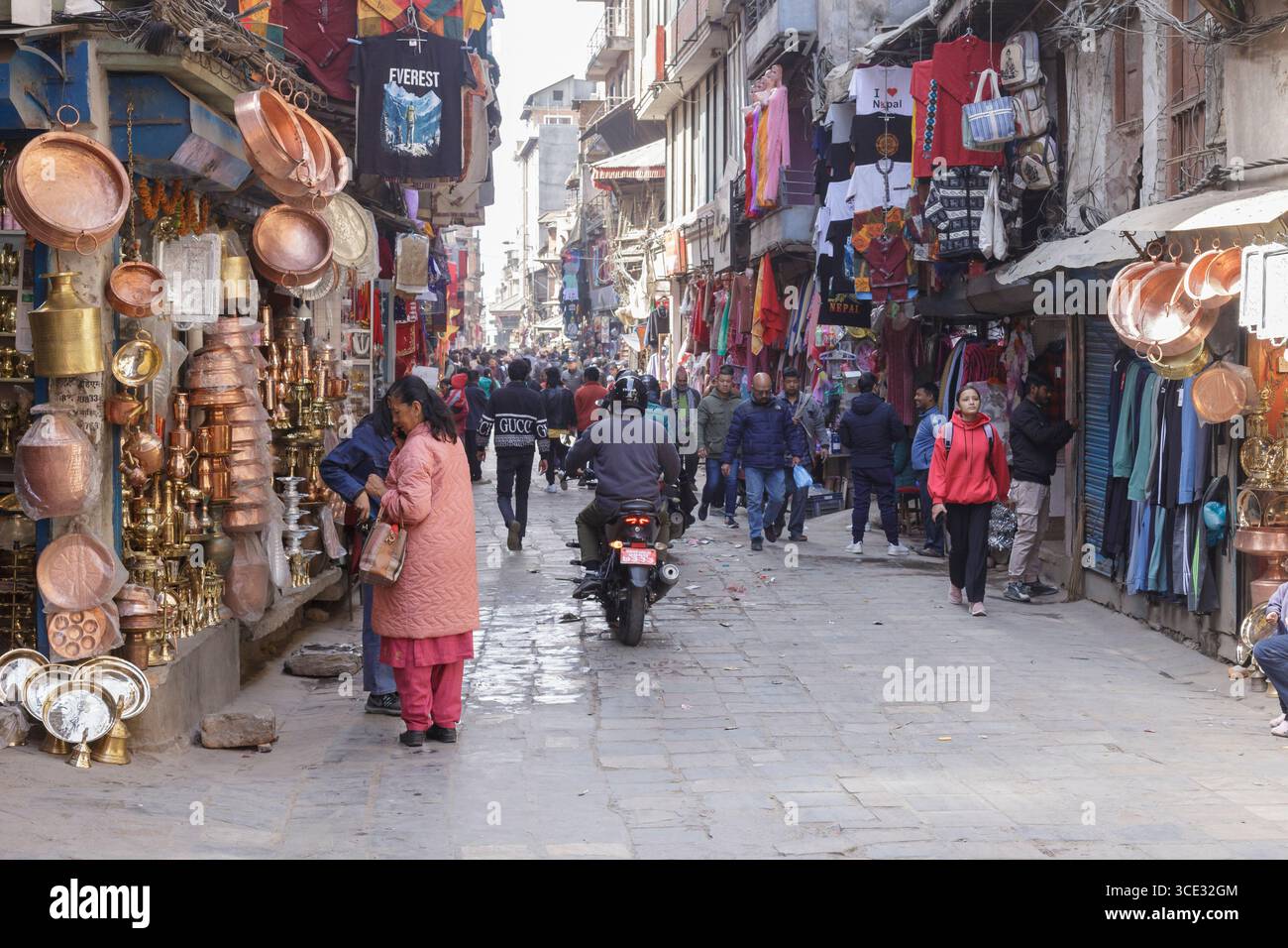 Überfüllte Straße in der Innenstadt von Kathmandu, Nepal Stockfoto