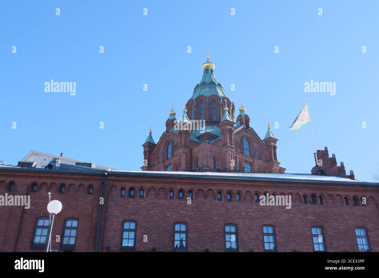 Gebäude der Uspenski Kathedrale auf blauem Himmel (Hauptkirche der orthodoxen Kirche von Finnland, gewidmet der Dormition der Theotokos). Stockfoto
