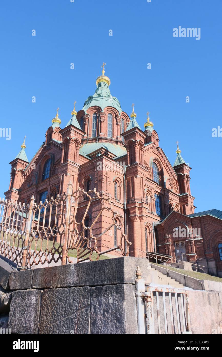 Gebäude der Uspenski Kathedrale auf blauem Himmel (Hauptkirche der orthodoxen Kirche von Finnland, gewidmet der Dormition der Theotokos). Stockfoto
