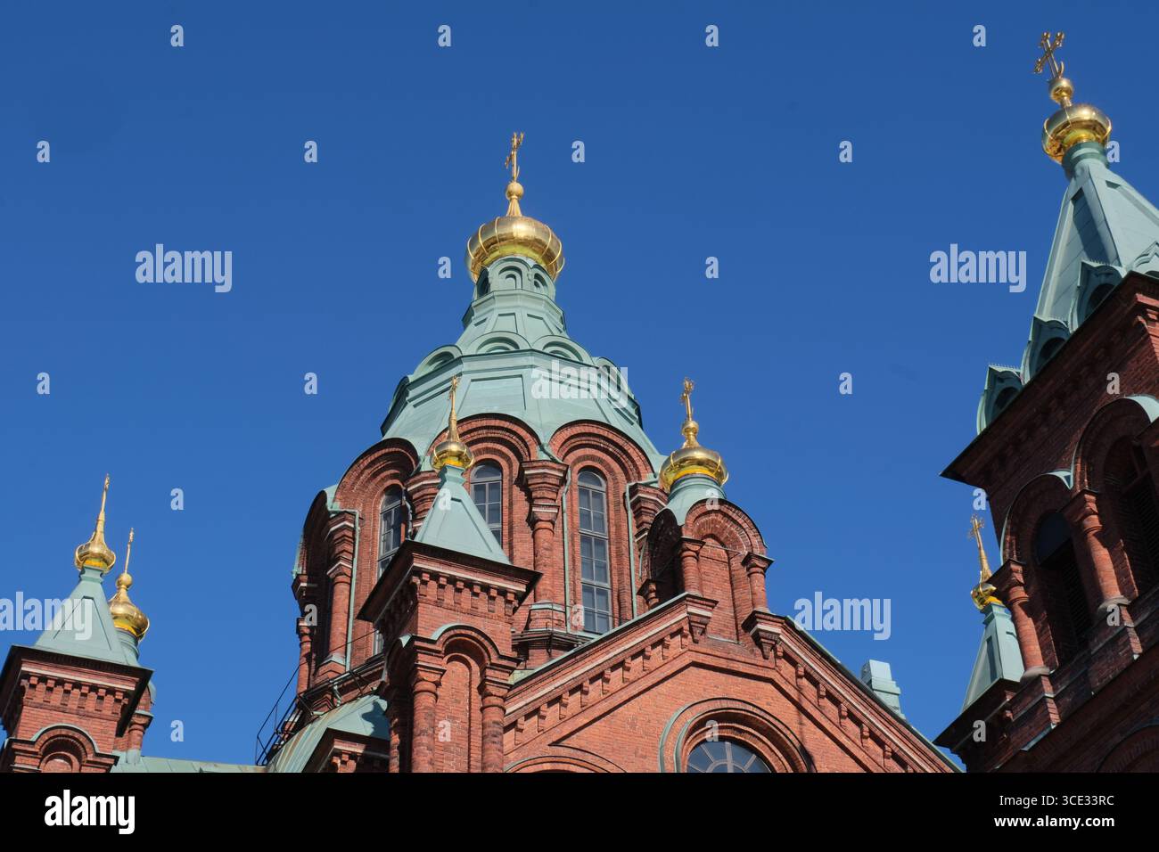 Gebäude der Uspenski Kathedrale auf blauem Himmel (Hauptkirche der orthodoxen Kirche von Finnland, gewidmet der Dormition der Theotokos). Stockfoto