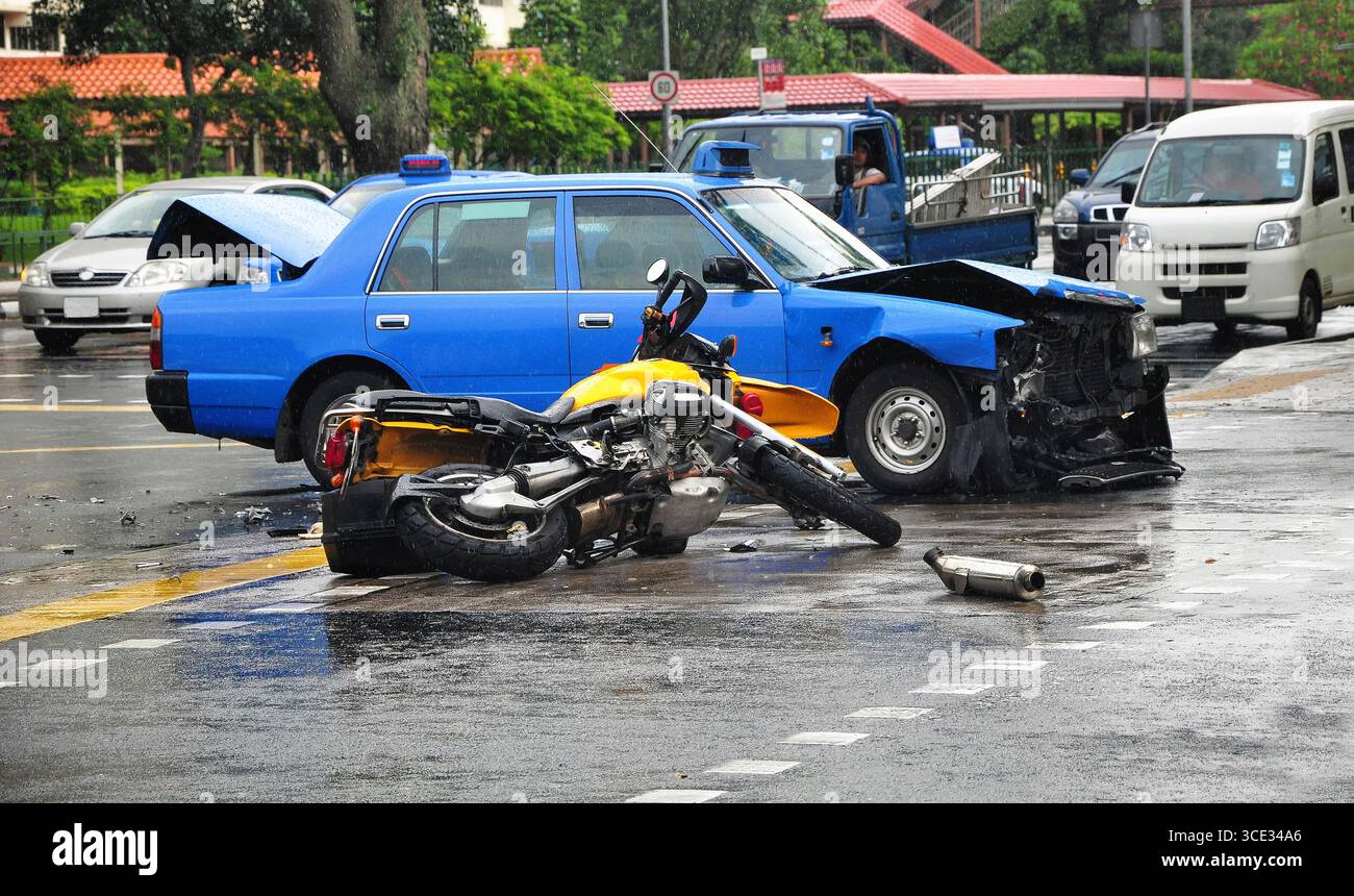 Verkehrsunfall mit Motorrad und Taxi in Singapur Stockfoto