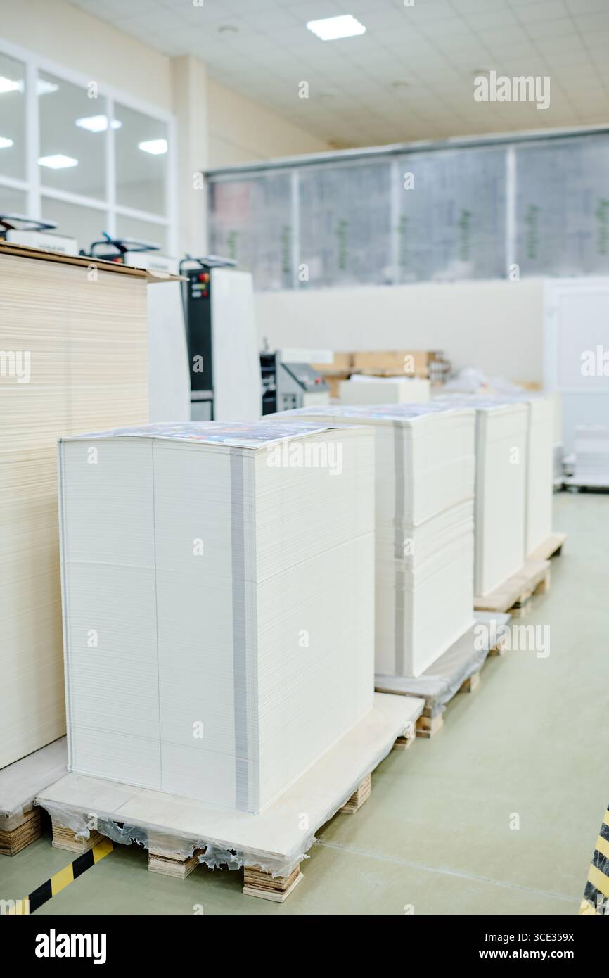 Keine Leute schossen von Stapeln der Druckproduktion in modernen Druckereien, im Kopierraum Stockfoto
