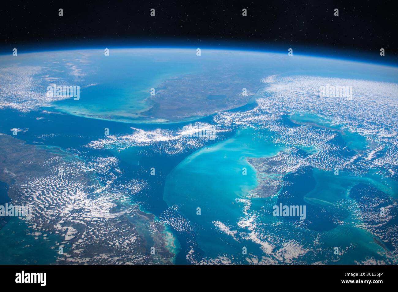Erde im Weltraum. Die Oberfläche des Planeten Erde mit dem blaublauen Wasser des Atlantischen Ozeans. Elemente dieses Bildes, bereitgestellt von der NASA. Stockfoto