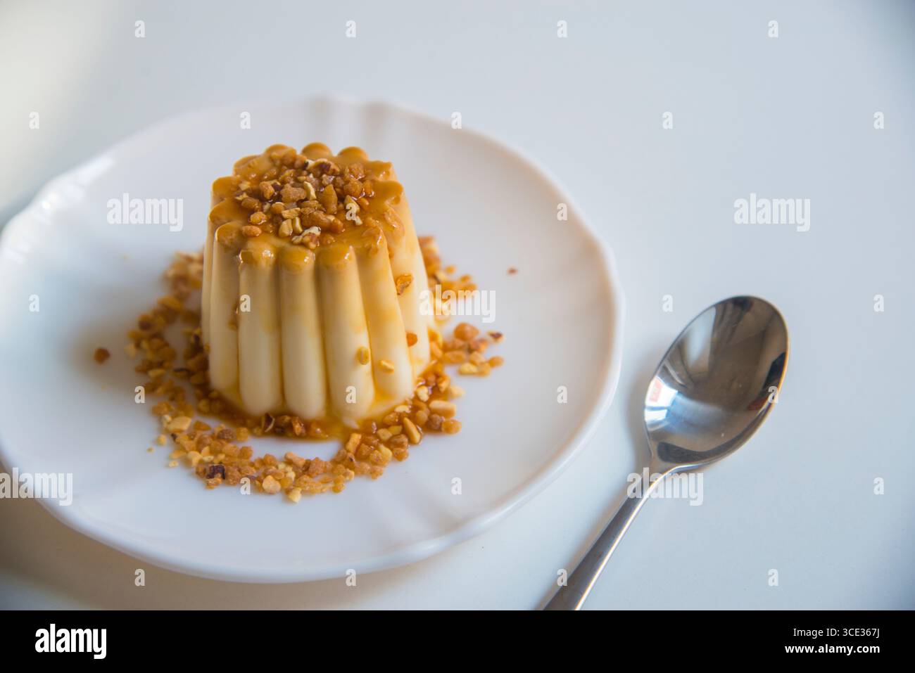 Käse Creme Caramel mit gehackten Mandeln. Stockfoto