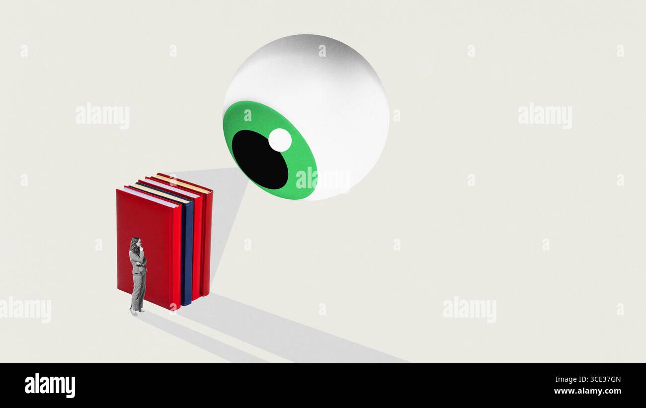 Grafische Komposition einer Frau, die neben einem Stapel roter Bücher unter wachsamem grünen Auge auf weißem Hintergrund steht Stockfoto