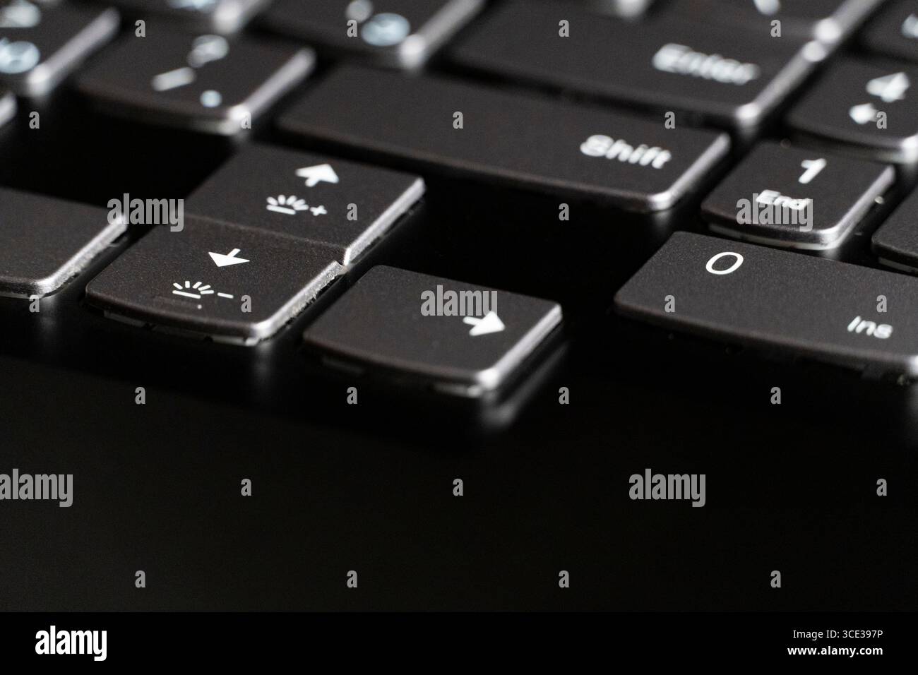 Eine detaillierte Nahaufnahme einer Computertastatur mit den Tasten Pfeil, Umschalt, Eingabe und Ziffern Stockfoto