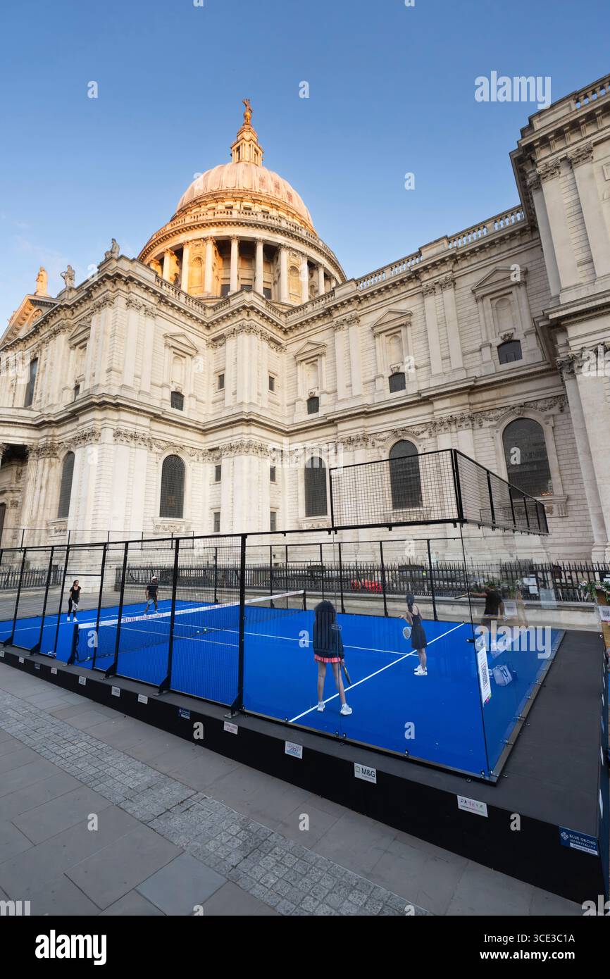 Die Leute spielen Padel-Tennis vor der St. Paul's Cathedral in London. Bei der Veranstaltung handelt es sich wahrscheinlich um eine Werbeaktivität. Stockfoto