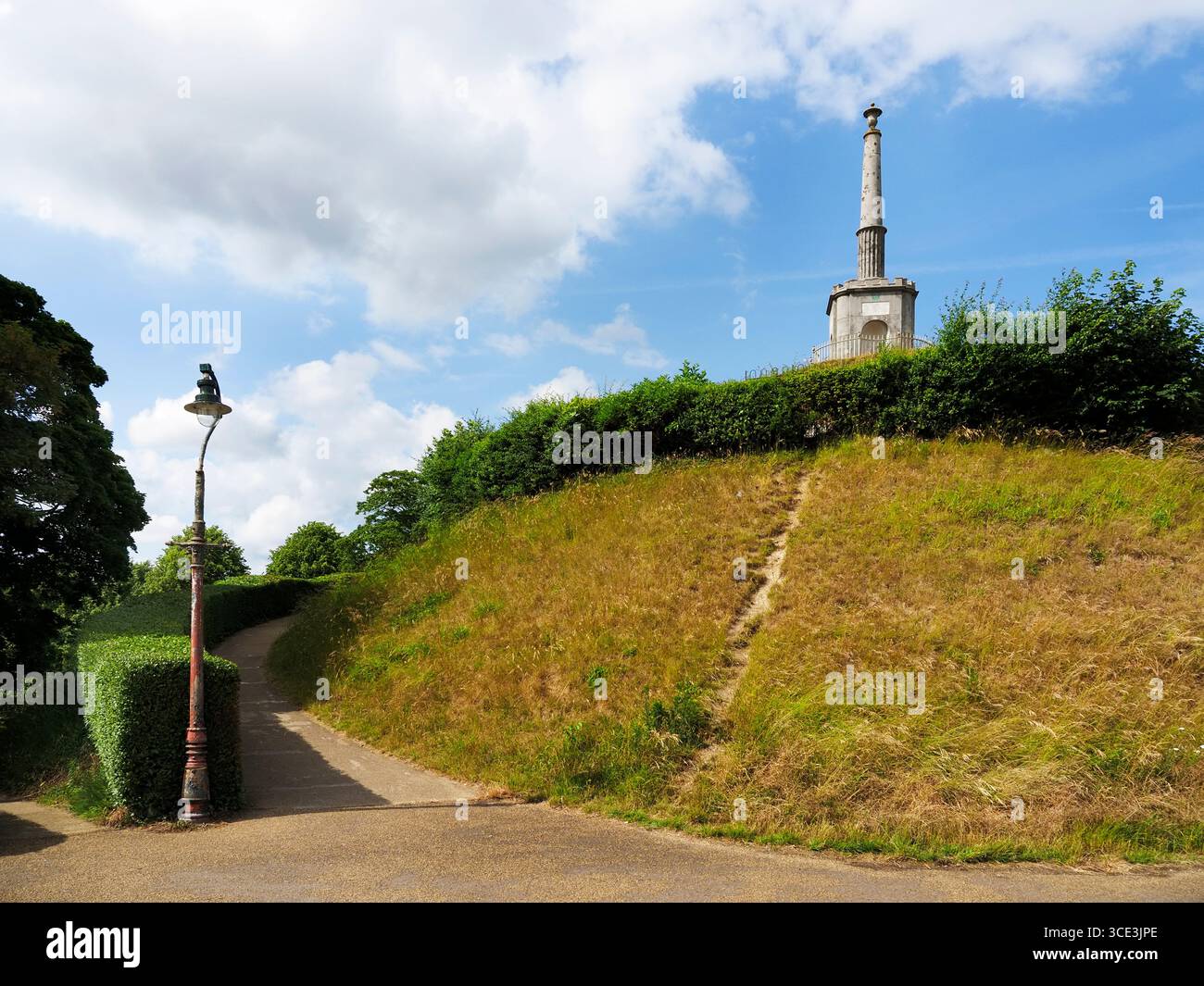 Das Simmons Memorial am Dane John Mound in Canterbury Kent England Stockfoto