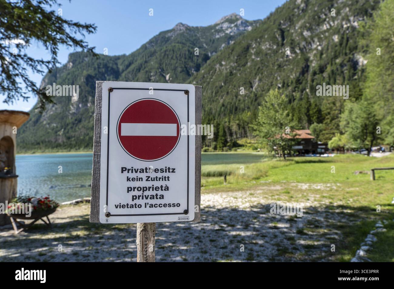 Privater Zugang zum See mit Panoramablick auf die Alpen Stockfoto