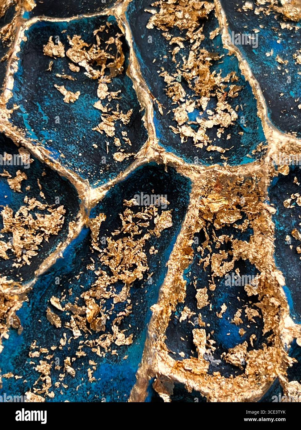 Blauer und goldener Hintergrund, Kunstobjekt, Blattgold, tiefblaue Textur - Smartphone-aufgenommenes Stockfoto