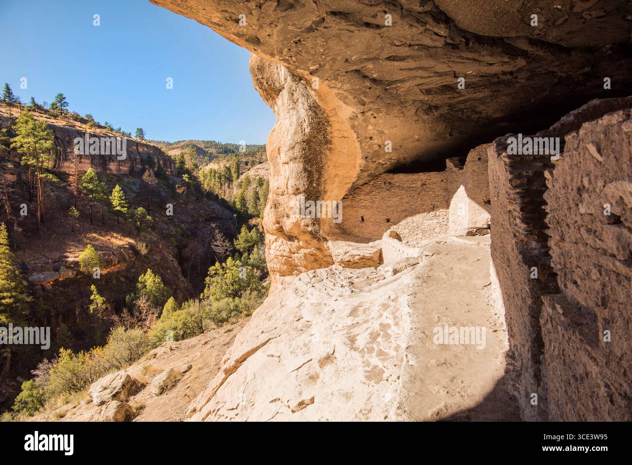1275 n. Chr. Häuser der ausgestorbenen Mogollon-Indianer. Gila National Forest, New Mexico. Stockfoto