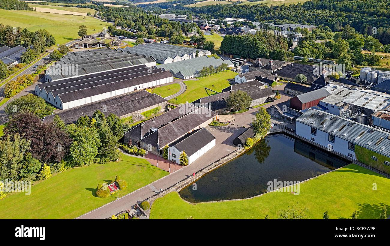Glenfiddich Destillerie Dufftown Moray Schottland Blick über Gebäude See weitläufige Lagerhäuser und Rasenflächen im Sommer Stockfoto