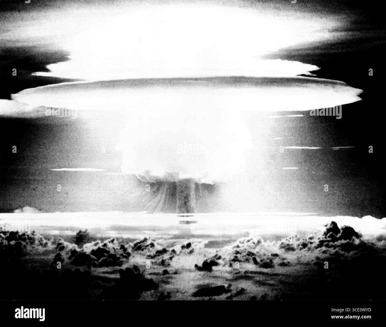CASTLE BRAVO amerikanisches 15-Megaton-Wasserstoffbombenexperiment 1954 auf dem Bikini-Atoll, fotografiert aus 125 Kilometern. Stockfoto