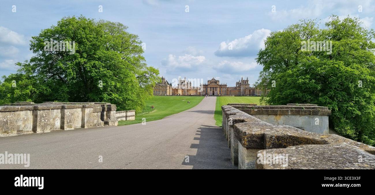 Alte Steinbrücke, die zum Blenheim Palace in Oxfordshire führt - Smartphone-aufgenommenes Stockfoto