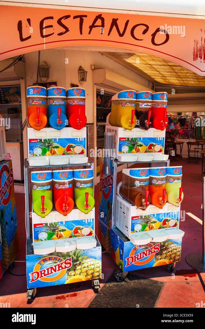 Getränkeautomaten für frisches Obst vor einem Touristengeschäft in Saintes-Maries-de-la-Mer Stockfoto