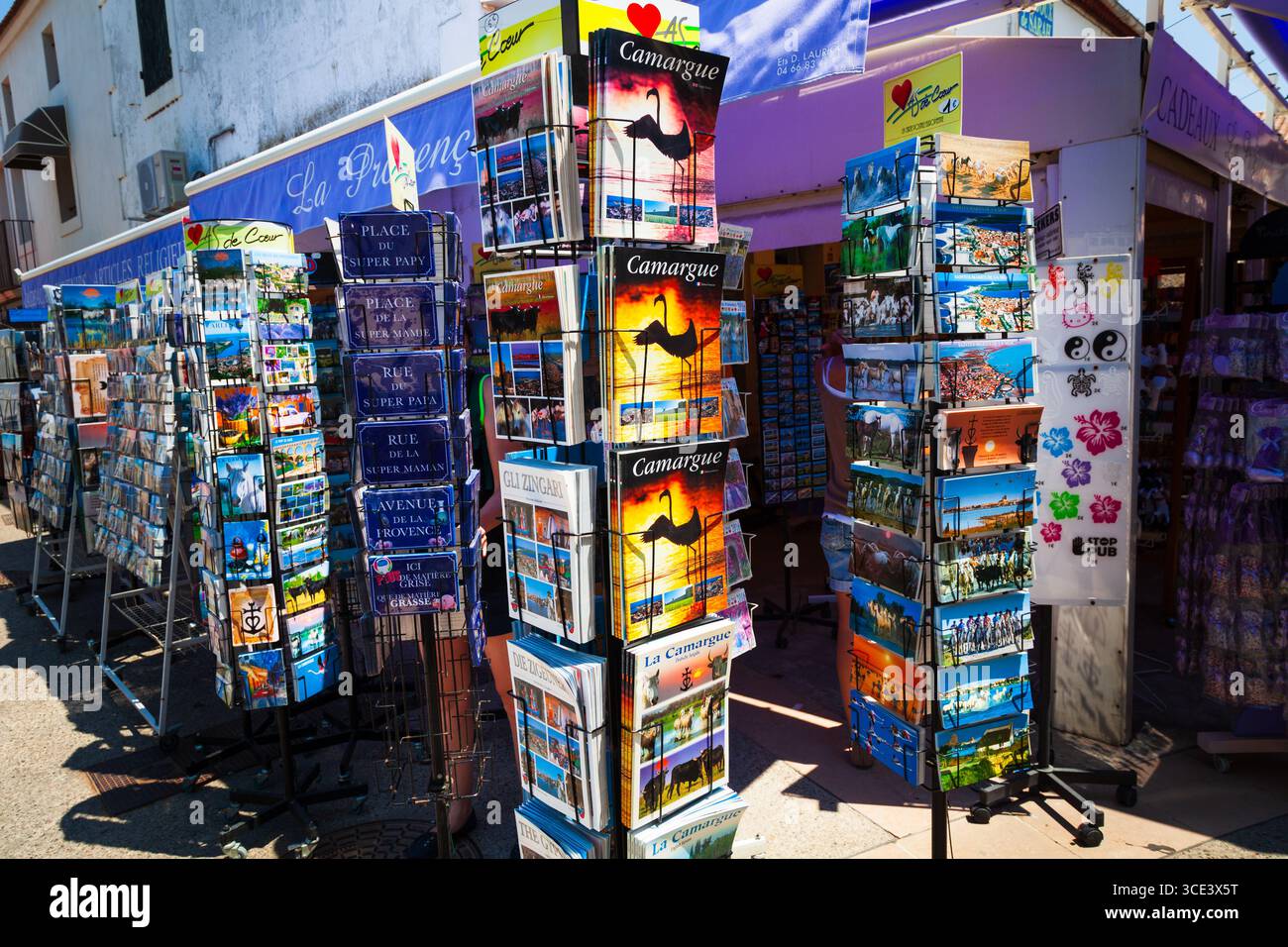 Touristen Geschäfte und Restaurants in Saintes-Maries-de-la-Mer in der Camargue Frankreich Stockfoto