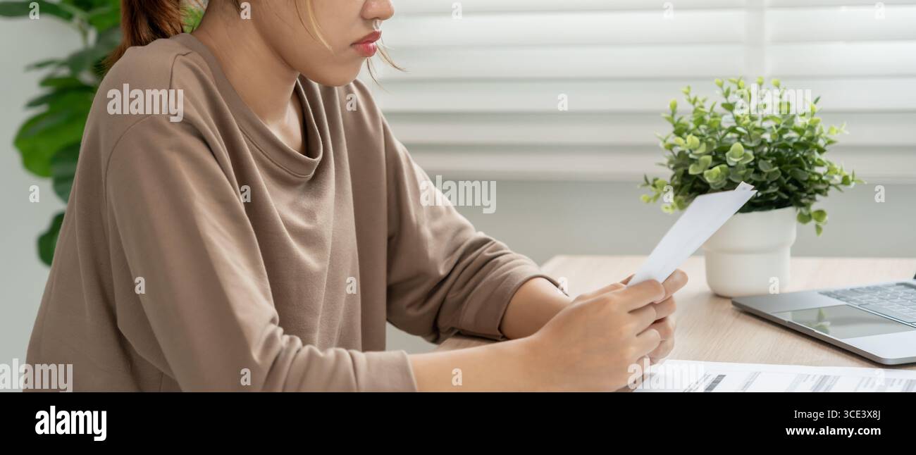 Gestresste und Kopfschmerzen Frau mit großen Rechnungen oder Rechnungen, kein Geld für Ausgaben und Kreditkartenschulden. Knappheit, Finanzproblem, Konkurs, Mo Stockfoto