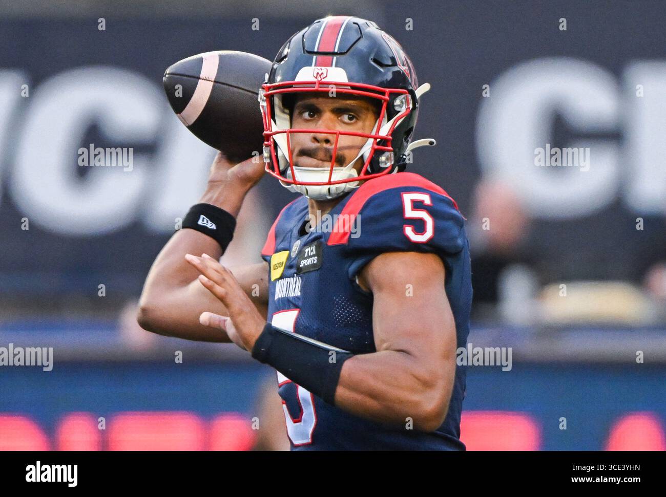 Montreal, Kanada. Juli 2024. Montreal Alouettes Quarterback Caleb Evans (5) wirft am Donnerstag, den 25. Juli 2024 in Montreal einen Pass in der ersten Halbzeit gegen die Saskatchewan Roughriders. Quelle: The Canadian Press/Alamy Live News Stockfoto
