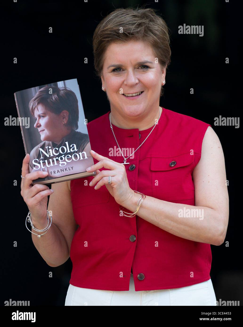 Edinburgh, Schottland, Großbritannien. August 2025. Die ehemalige Premierministerin Nicola Sturgeon erscheint im Edinburgh Book fFstival, um ihr Buch offen zu bewerben. Cred Stockfoto