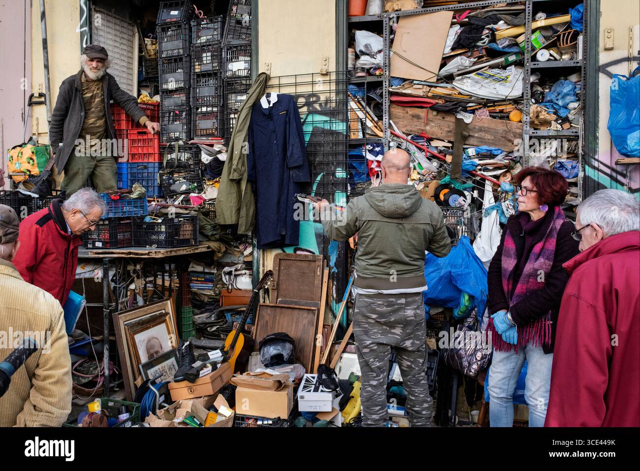 Ein Junk-Shop in Ermou, Athen, Griechenland Stockfoto
