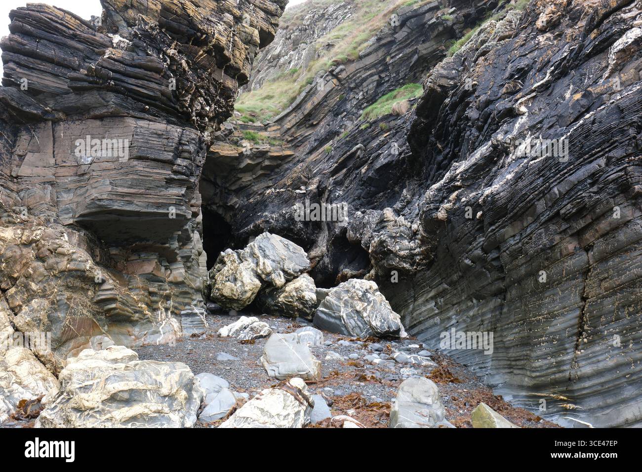 Felsformationen entlang der Küste in Monreith, Galloway, Schottland im August 2025 Stockfoto
