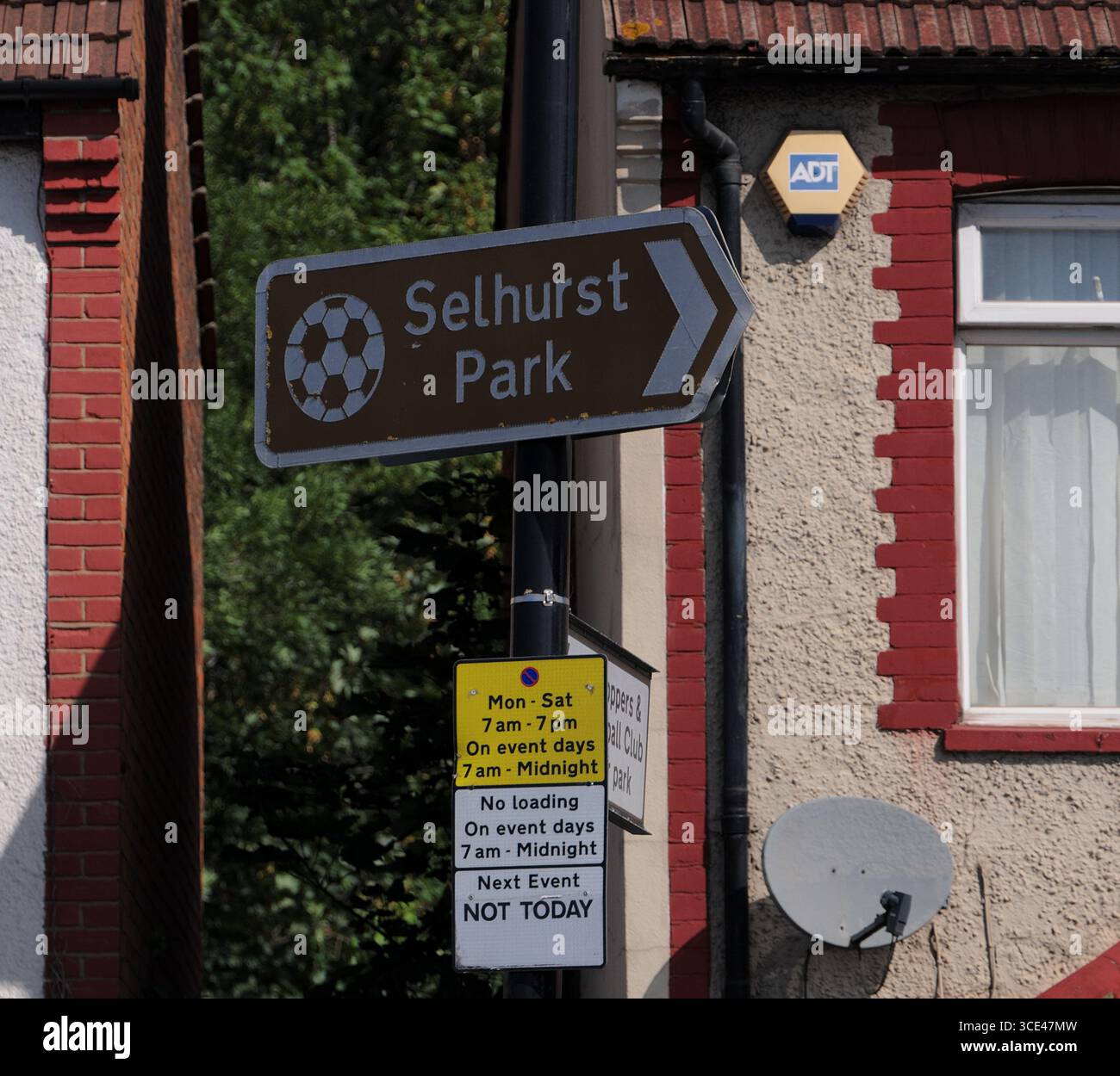 LONDON, Großbritannien - 5. AUGUST 2025 - Braunes Straßenschild mit dem Hinweis auf den Selhurst Park in London, Großbritannien, mit Anweisungen zum Verladen und Rücklauf am Veranstaltungstag Stockfoto
