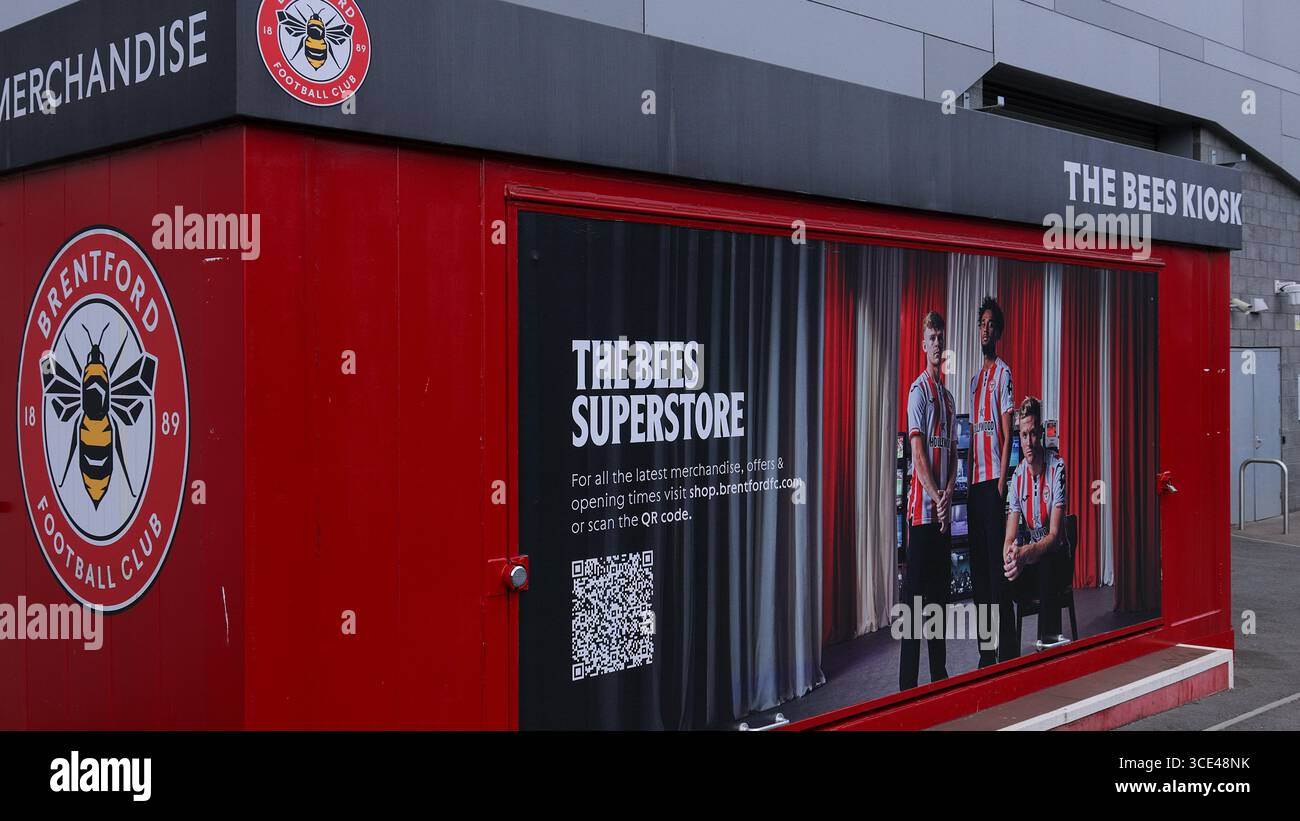 LONDON, Großbritannien - 5. AUGUST 2025 - Red Brentford FC Merchandise Kiosk mit einem großen Poster mit Spielern und einem QR-Code, der für den Bienen Superstore wirbt Stockfoto