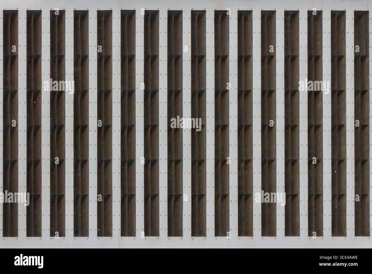 Symmetrische Außenfassade des Gebäudes Erstellen sich wiederholender geometrischer Formen und visueller Muster Stockfoto