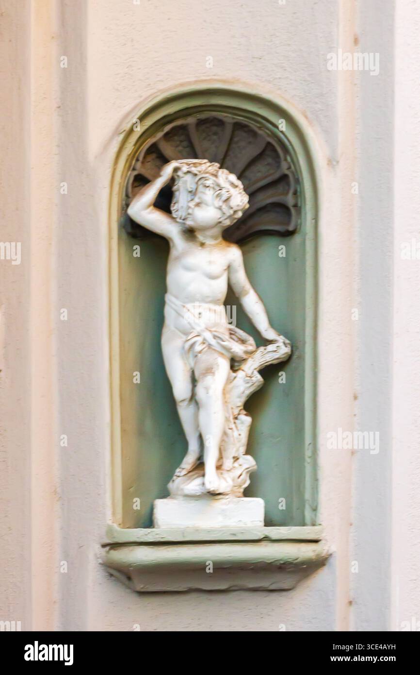 Ein historisches architektonisches Wandrelief einer Skulpturenfigur Stockfoto