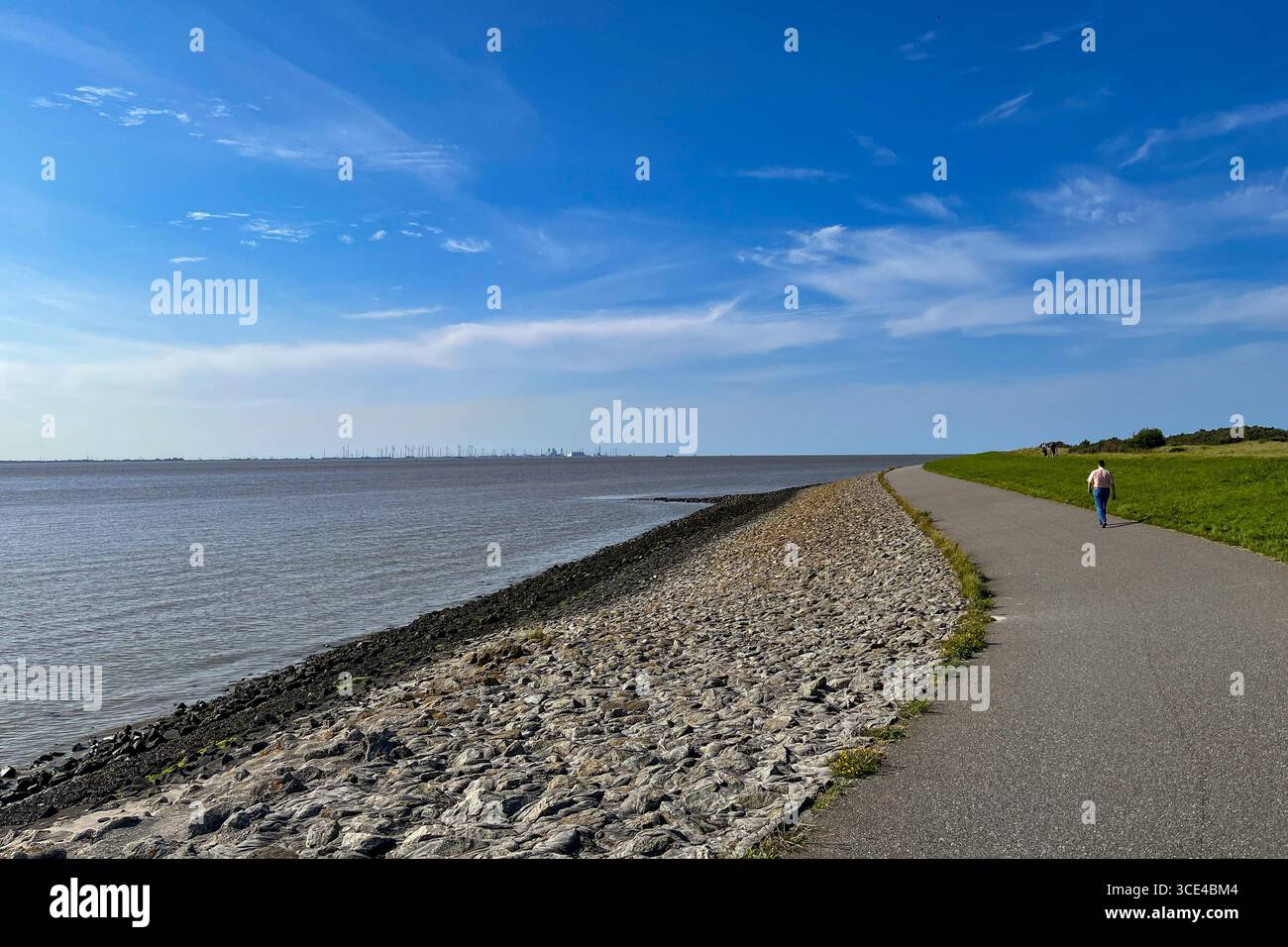 Klock, Deutschland - 12. August 2025: Das Klopfen in Ostfriesland an einem sonnigen Sommertag. Menschen, die baden, sonnen oder spazieren gehen. Stockfoto
