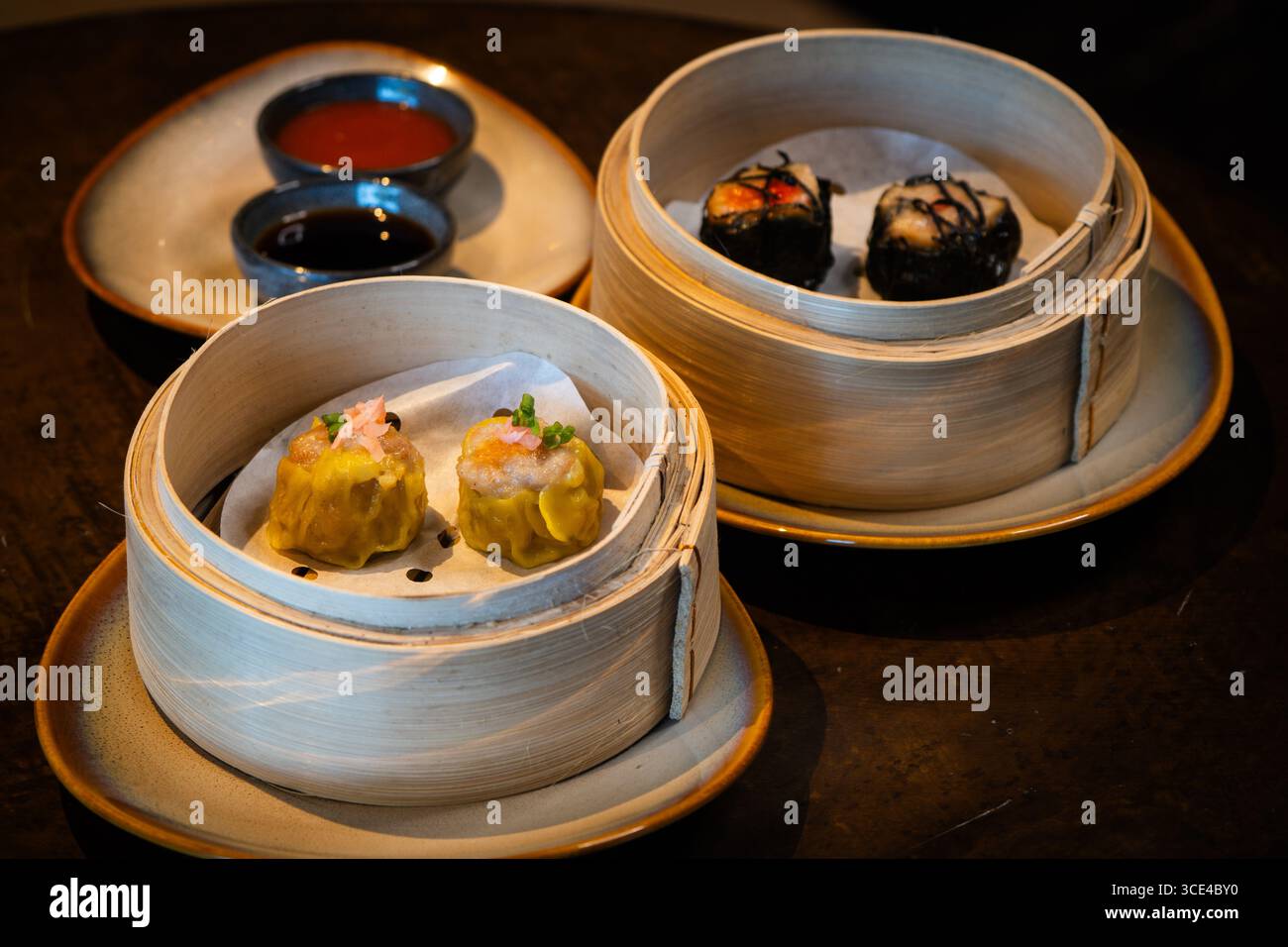 Gemischtes chinesisches Dimsum in Bambuskorb Stockfoto