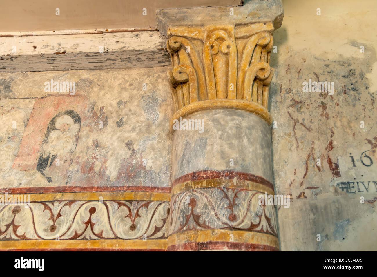 In der Saint Jean Chapel sind antike Wandgemälde mit religiösen Figuren in lebhaften Farben und komplizierten Details zu sehen. Puy de Dome. Auvergne.Frankreich Stockfoto