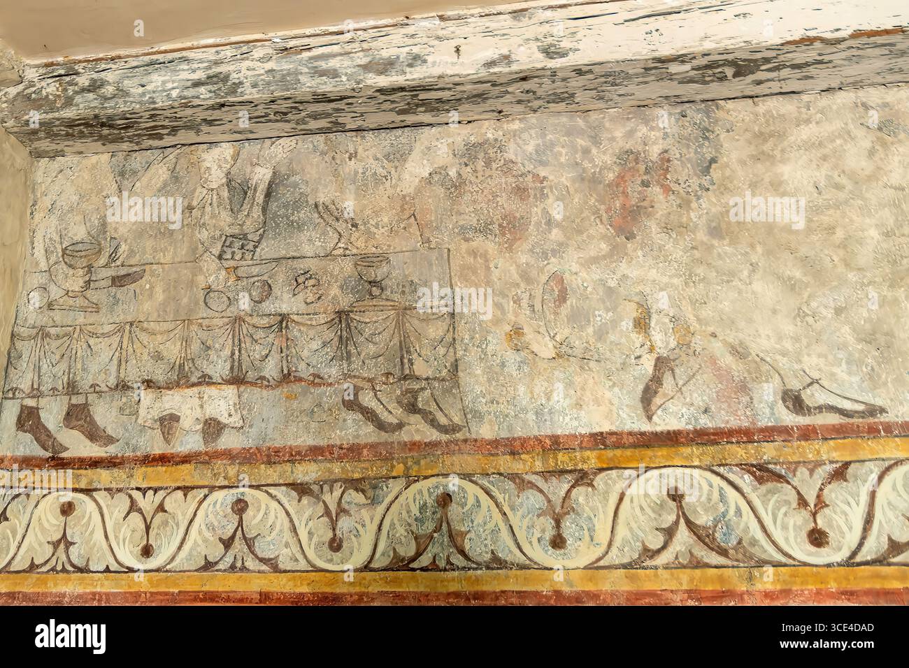 In der Saint Jean Chapel sind antike Wandgemälde mit religiösen Figuren in lebhaften Farben und komplizierten Details zu sehen. Puy de Dome. Auvergne.Frankreich Stockfoto