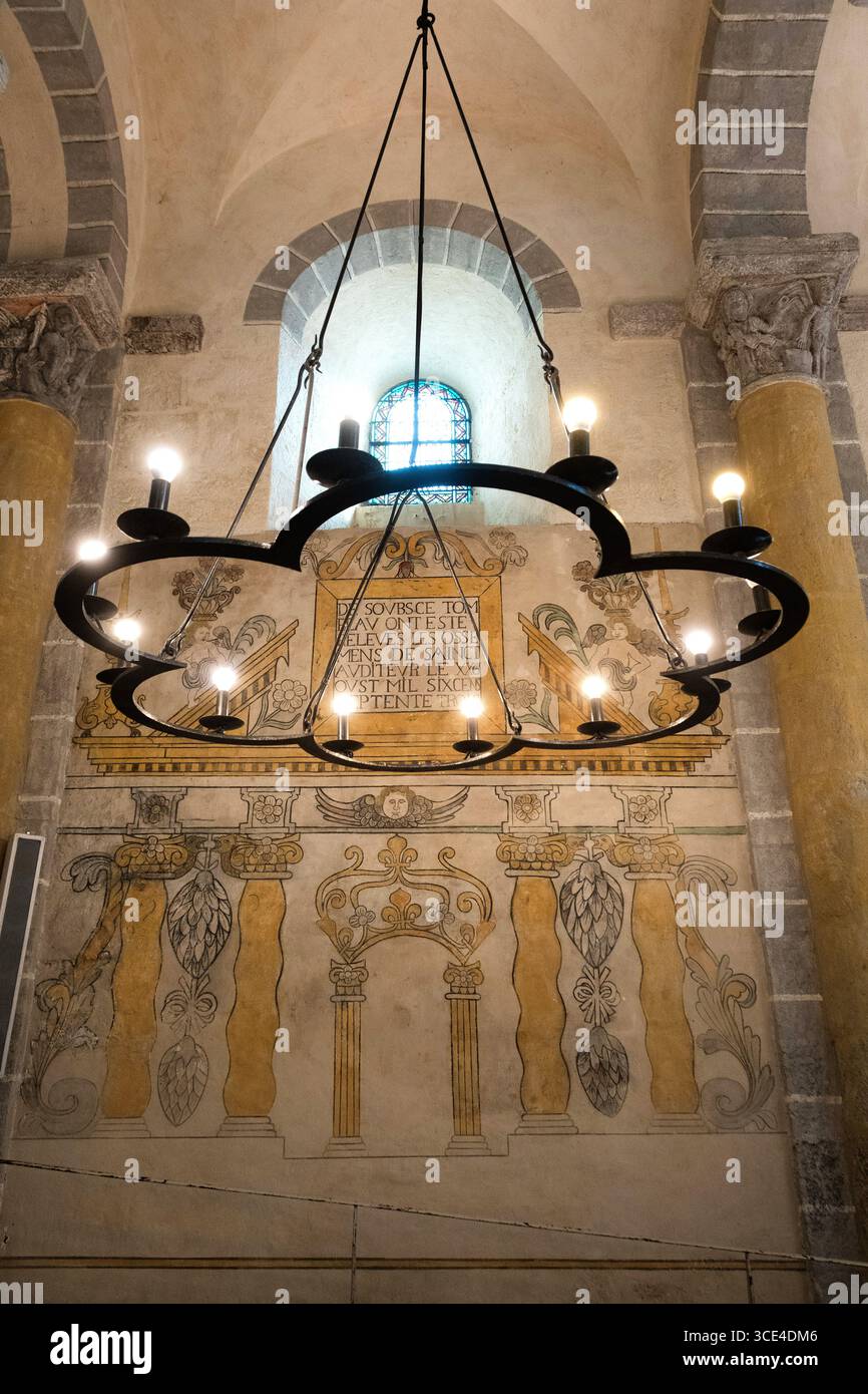 Antike Wandmalerei mit architektonischen Elementen in der Kirche Saint-Nectaire, Puy de Dome, Auvergne-Rhones-Alpes, Frankreich Stockfoto