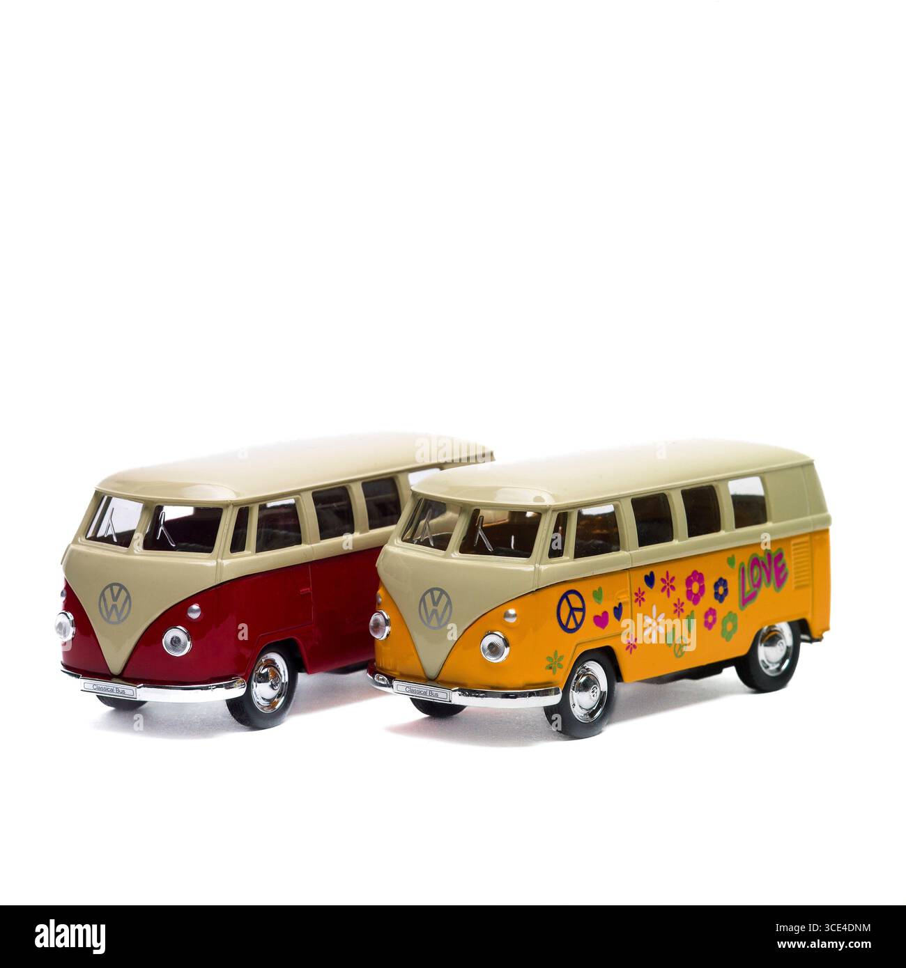 Ein klassischer Volkswagen-Transporter bietet farbenfrohe „Peace and Love“-Designs vor einem strukturierten Hintergrund, der den Retro-Look unterstreicht. Stockfoto